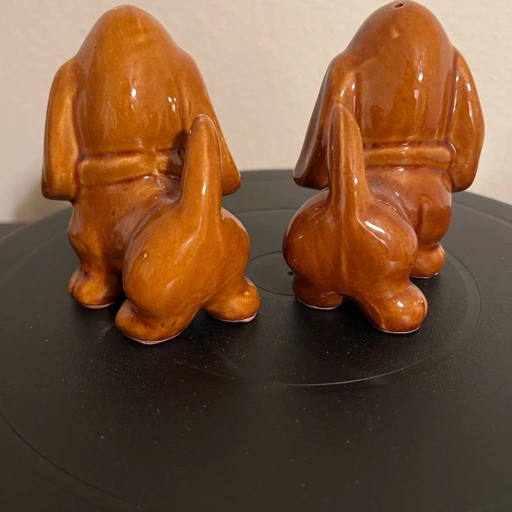 Vintage ceramic Basset Hound salt and pepper shaker set. - Picture 2 of 3